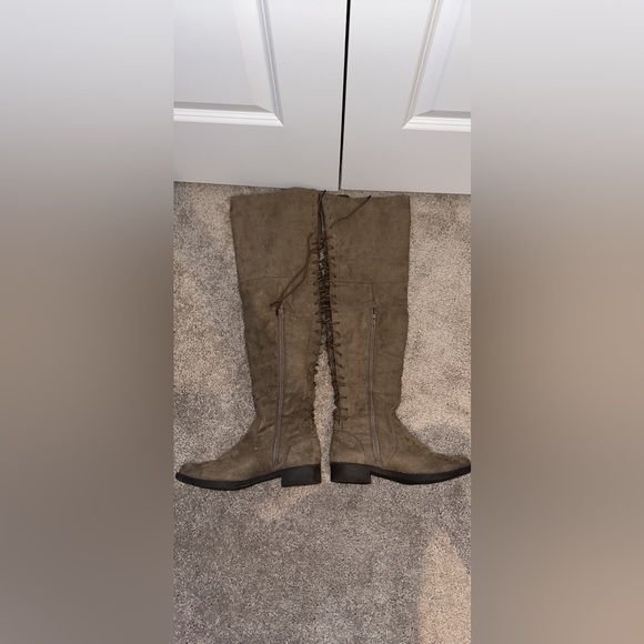 Knee high tan lace up boots - Picture 2 of 7